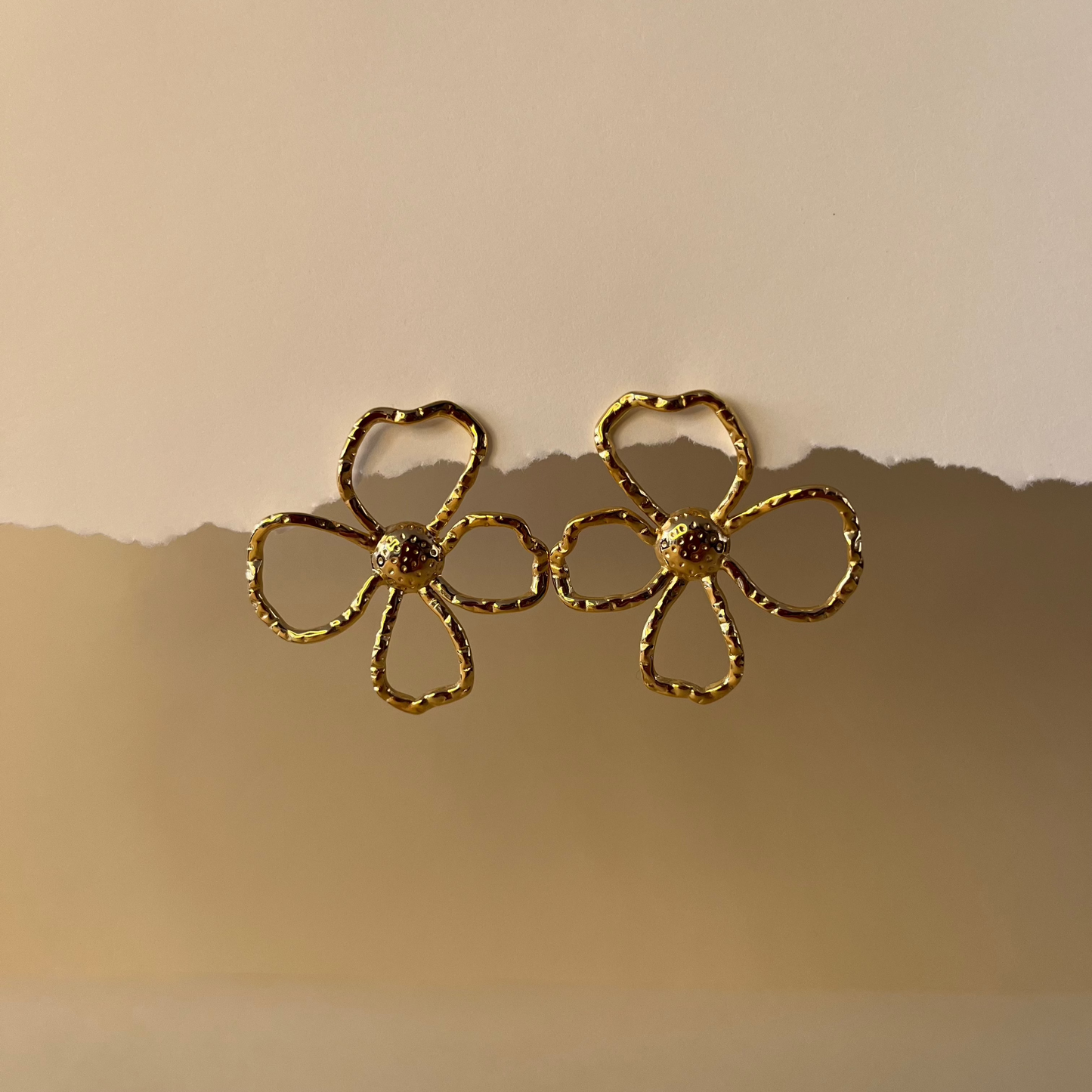 ARETE SILUETA DE FLOR