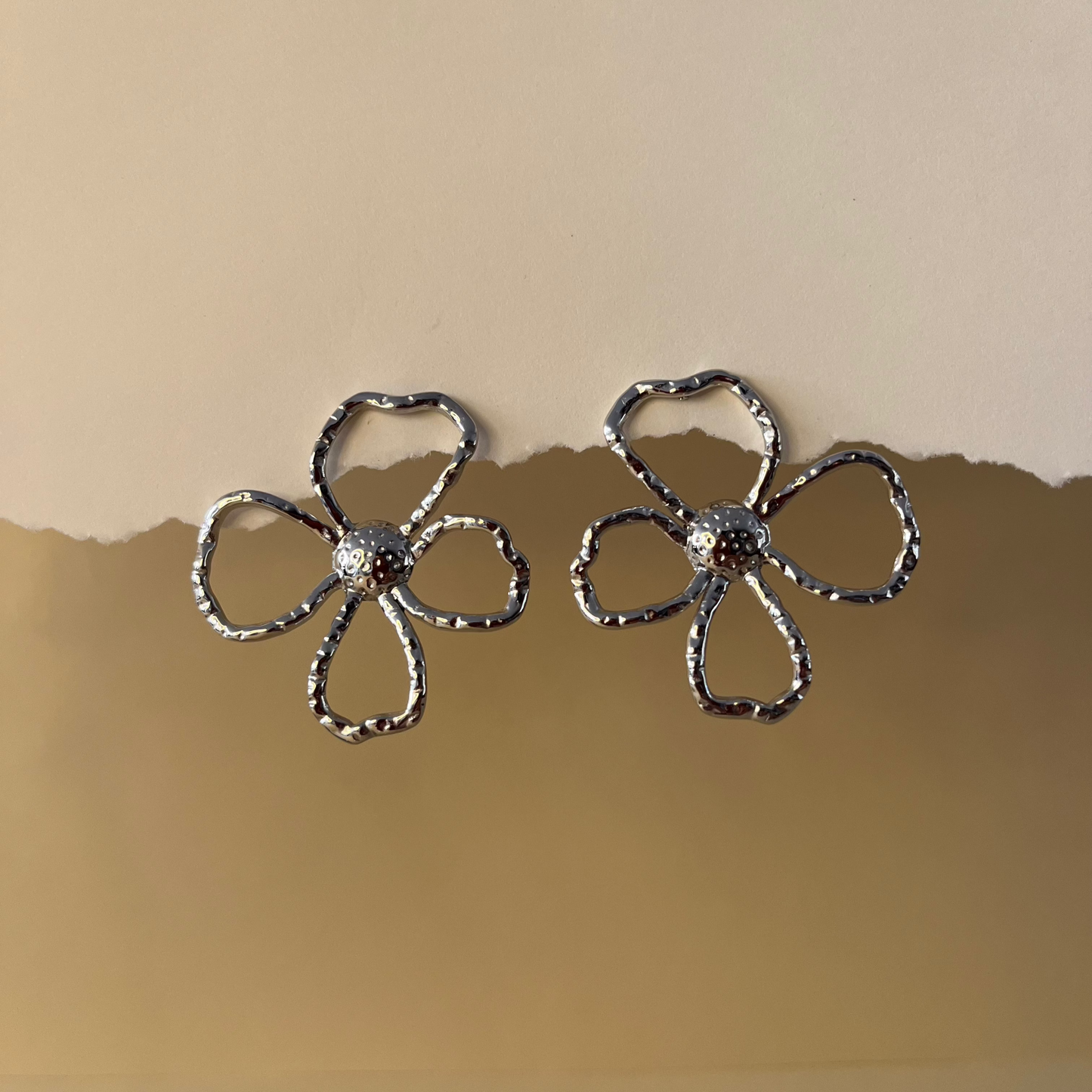 ARETES SILUETA FLOR